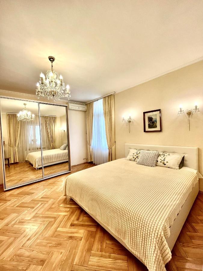 Апартаменты В Самом Центре Столицы. Kyiv Exterior photo